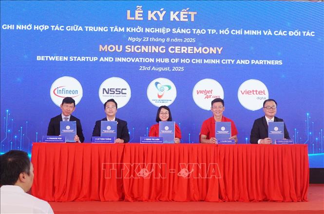 Trung tâm Khởi nghiệp sáng tạo Thành phố Hồ Chí Minh (SIHUB) và các đối tác ký kết ghi nhớ hợp tác. Ảnh: Thu Hoài - TTXVN