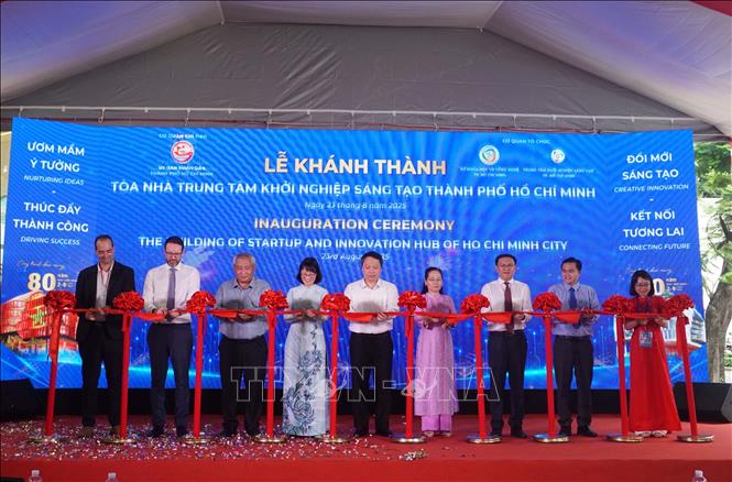 Các đại biểu thực hiện nghi thức khánh thành Tòa nhà Trung tâm Khởi nghiệp sáng tạo Thành phố Hồ Chí Minh (SIHUB). Ảnh: Thu Hoài - TTXVN