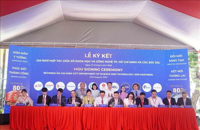 Sở Khoa học và Công nghệ Thành phố Hồ Chí Minh cùng các đối tác ký kết ghi nhớ hợp tác. Ảnh: Thu Hoài - TTXVN