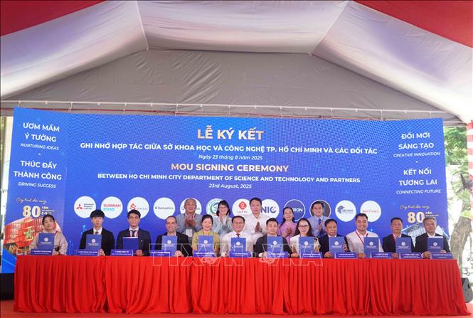 Sở Khoa học và Công nghệ Thành phố Hồ Chí Minh cùng các đối tác ký kết ghi nhớ hợp tác. Ảnh: Thu Hoài - TTXVN