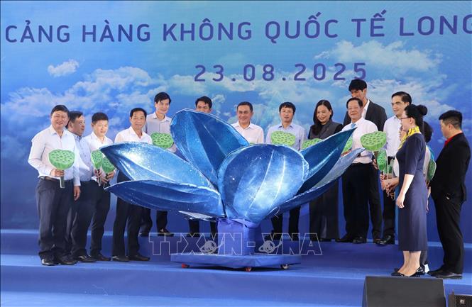 Các đại biểu thực hiện nghi thức khai mạc “Ngày hội việc làm – Cảng hàng không quốc tế Long Thành”. Ảnh: Công Phong - TTXVN