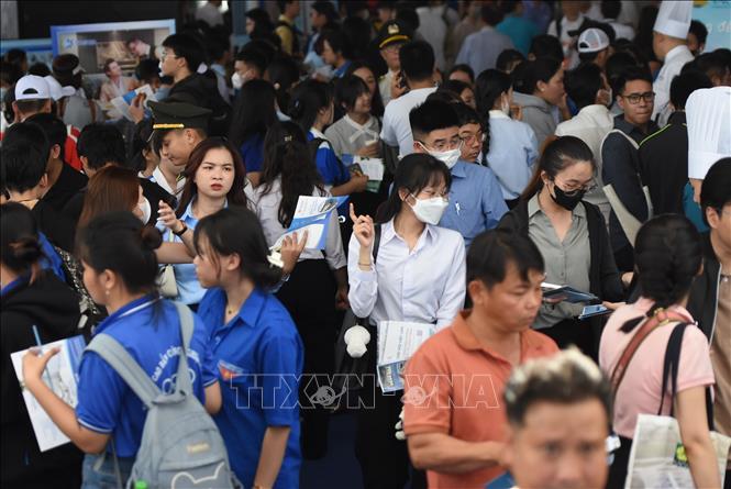 Đông đảo người lao động đến với “Ngày hội việc làm – Cảng hàng không quốc tế Long Thành” . Ảnh: Công Phong - TTXVN