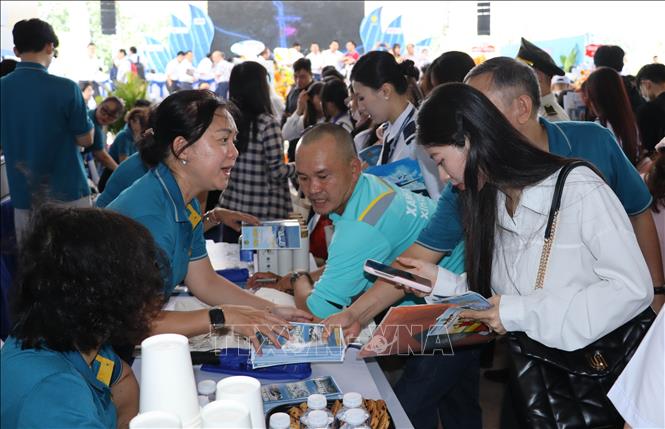 Ứng viên đăng ký tuyển dụng vào làm việc tại sân bay Long Thành. Ảnh: Công Phong - TTXVN
