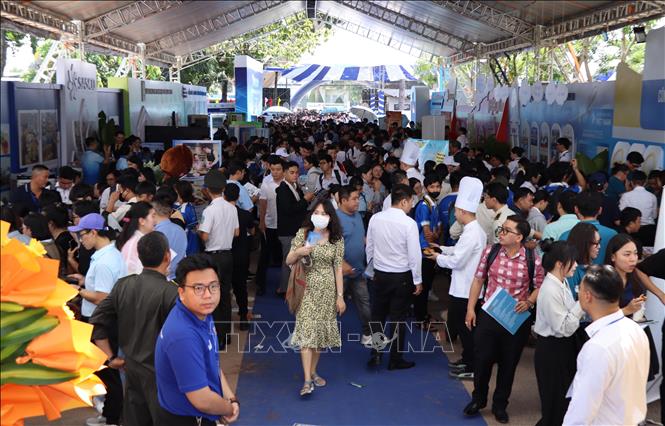 Hàng nghìn người đến với “Ngày hội việc làm – Cảng hàng không quốc tế Long Thành” . Ảnh: Công Phong - TTXVN