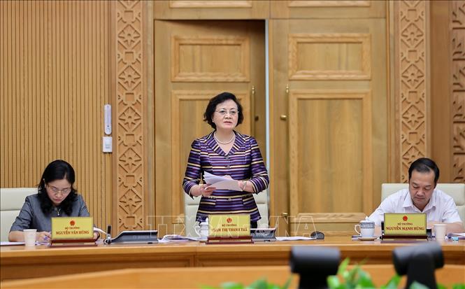 Bộ trưởng Bộ Nội vụ Phạm Thị Thanh Trà báo cáo tình hình thực hiện chính quyền địa phương hai cấp. Ảnh: Dương Giang-TTXVN
