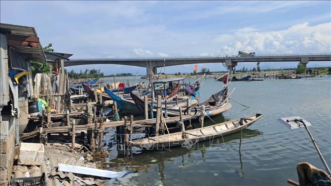 Hàng loạt tàu thuyền của ngư dân phường Thuận An đã vào bờ neo đậu. Ảnh: TTXVN phát 