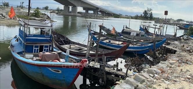 Hàng loạt tàu thuyền của ngư dân phường Thuận An đã vào bờ neo đậu. Ảnh: TTXVN phát