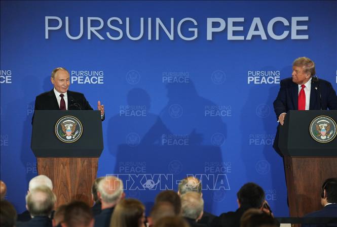 Tổng thống Nga Vladimir Putin (trái) trong cuộc họp báo chung với Tổng thống Mỹ Donald Trump, sau cuộc họp thượng đỉnh tại Alaska (Mỹ) ngày 15/8/2025. Ảnh: THX/TTXVN