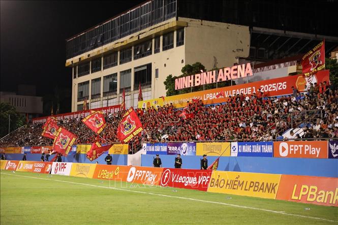 Ninh Bình FC nhận được sự cổ vũ nhiệt tình của khán giả nhà. Ảnh: Đức Phương – TTXVN