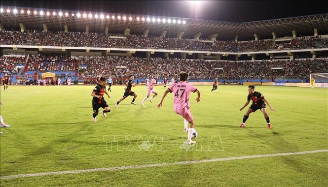 Ninh Bình FC nhận được sự cổ vũ nhiệt tình của khán giả nhà. Ảnh: Đức Phương – TTXVN