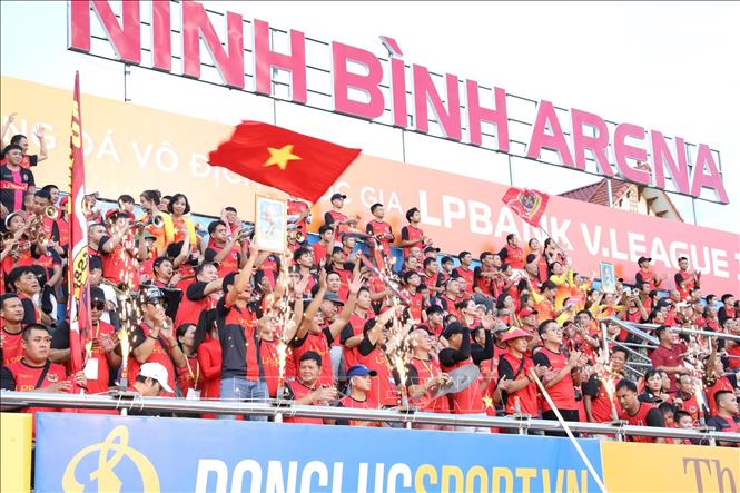 Ninh Bình FC nhận được sự cổ vũ nhiệt tình của khán giả nhà. Ảnh: Đức Phương - TTXVN