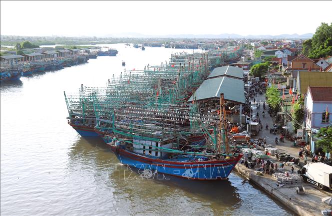 Chiều 23/8, đồng loạt các phương tiện tàu, thuyền của ngư dân xã Quỳnh Phú (tỉnh Nghệ An) đã cập bờ, vào khu neo đậu sâu trong Lạch Quèn để tránh trú bão. Ảnh: Xuân Tiến - TTXVN 

