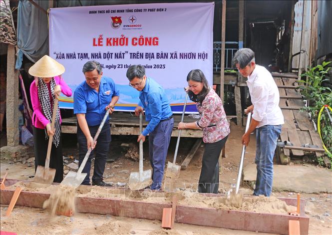 Ban tổ chức thực hiện nghi thức khởi công sửa chữa căn nhà của gia đình ông Châu Quốc Phong, xã Nhơn Hội, tỉnh An Giang. Ảnh: Công Mạo-TTXVN