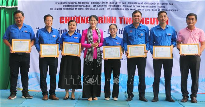 Đại diện tỉnh An Giang trao thư cảm ơn các đơn vị đã hỗ trợ nguồn lực cho chương trình. Ảnh: Công Mạo-TTXVN