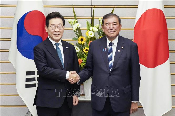 Thủ tướng Nhật Bản Shigeru Ishiba (phải) trong cuộc hội đàm với Tổng thống Hàn Quốc Lee Jae Myung tại Tokyo, ngày 23/8/2025. Ảnh: Kyodo/TTXVN 