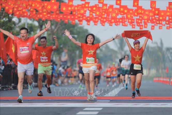 Các VĐV về đích các cự ly. Ảnh: Minh Quyết - TTXVN