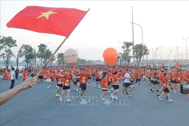 Các VĐV tham gia giải chạy. Ảnh: Minh Quyết - TTXVN