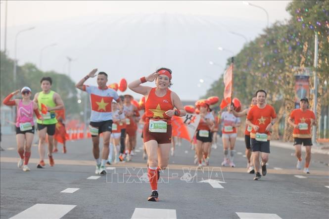 Các VĐV tham gia giải chạy. Ảnh: Minh Quyết - TTXVN