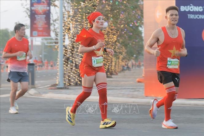 Các VĐV tham gia giải chạy. Ảnh: Minh Quyết - TTXVN