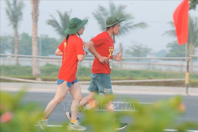 Các VĐV tham gia giải chạy. Ảnh: Minh Quyết - TTXVN