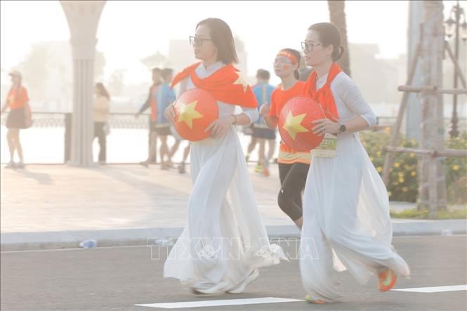 Các VĐV tham gia giải chạy. Ảnh: Minh Quyết - TTXVN