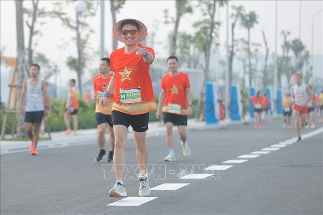Các VĐV tham gia giải chạy. Ảnh: Minh Quyết - TTXVN