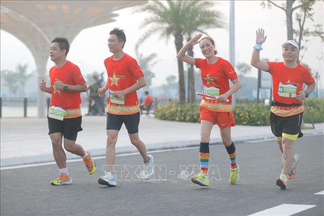 Các VĐV tham gia giải chạy. Ảnh: Minh Quyết - TTXVN