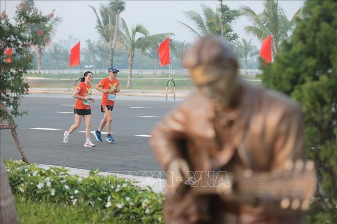 Các VĐV tham gia cự 9.2km. Ảnh: Minh Quyết - TTXVN