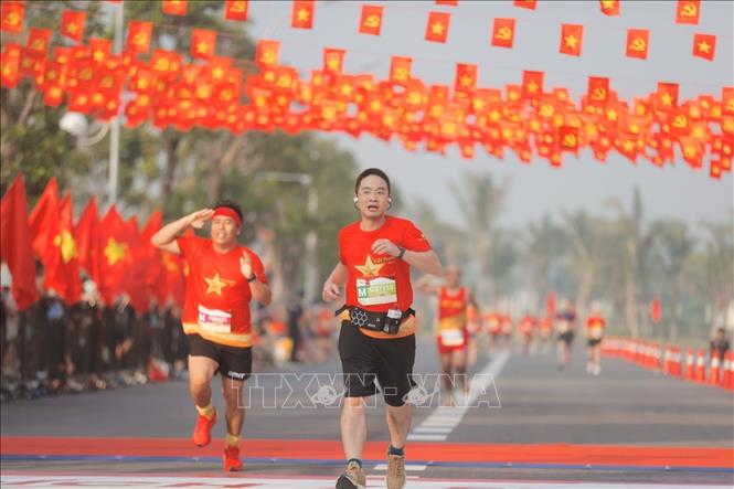 Các VĐV về đích các cự ly. Ảnh: Minh Quyết - TTXVN