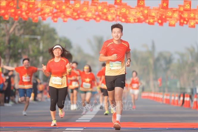 Các VĐV về đích các cự ly. Ảnh: Minh Quyết - TTXVN