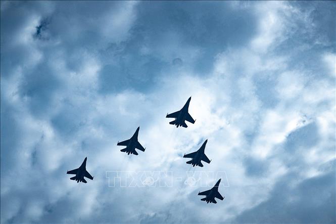 BIên đội 5 máy bay tiêm kích Su-30MK2 diễn tập bay theo đội hình mũi tên, chuẩn bị cho đại lễ A80. Ảnh: Phạm Tuấn Anh - TTXVN
