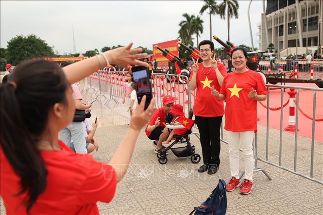 Người dân hào hứng lưu lại những bức ảnh kỷ niệm cùng dàn pháo lễ tại Sân vận động Mỹ Đình. Ảnh: Vũ Quang - TTXVN