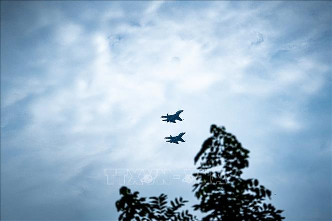 Máy bay tiêm kích Su-30MK2 diễn tập bay tạo hình, chuẩn bị cho đại lễ A80. Ảnh: Phạm Tuấn Anh - TTXVN