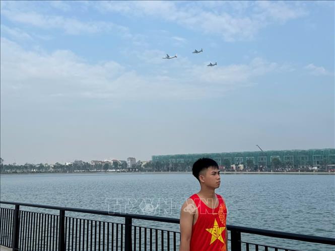 Biên đội máy bay YAK-130 diễn tập sáng 24/8. Ảnh: Minh Quyết - TTXVN