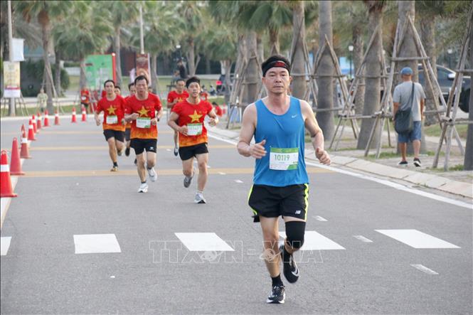 Các vận động viên thi đấu trên cung đường uốn lượn tuyệt đẹp ven biển tại khu vực NovaWorld Phan Thiết. Ảnh: Nguyễn Thanh - TTXVN