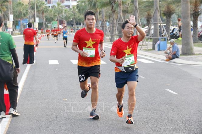 Các vận động viên thi đấu trên cung đường uốn lượn tuyệt đẹp ven biển tại khu vực NovaWorld Phan Thiết. Ảnh: Nguyễn Thanh - TTXVN