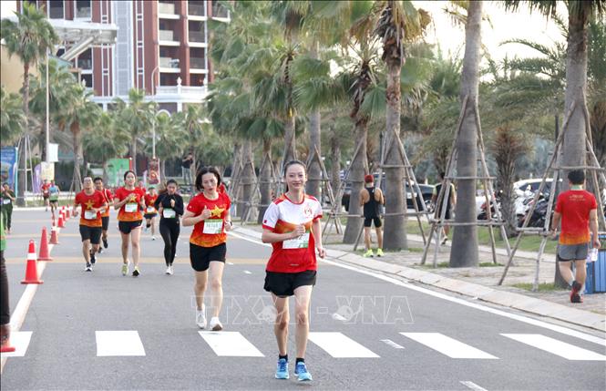 Các vận động viên thi đấu trên cung đường uốn lượn tuyệt đẹp ven biển tại khu vực NovaWorld Phan Thiết. Ảnh: Nguyễn Thanh - TTXVN