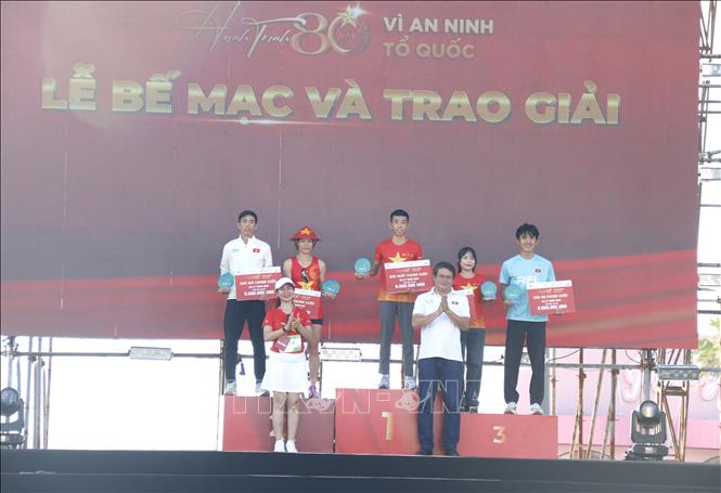 Trao giải cự ly chạy 10km cho các vận động viên. Ảnh: Nguyễn Thanh - TTXVN