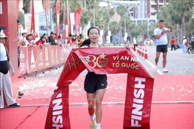 Vận động viên nữ Trần Thị Ny về nhất cự ly 21km. Ảnh: Nguyễn Thanh - TTXVN