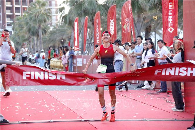 Vận động viên nữ Phùng Thị Kim Anh về nhất cự ly 10km. Ảnh: Nguyễn Thanh - TTXVN