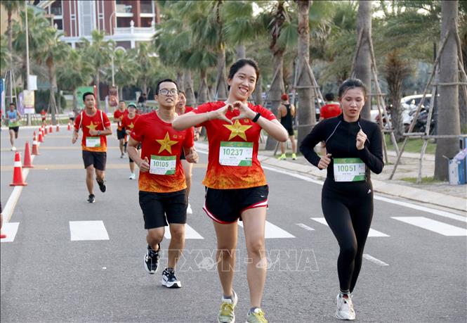 Các vận động viên thi đấu trên cung đường uốn lượn tuyệt đẹp ven biển tại khu vực NovaWorld Phan Thiết với sự phấn khởi, vui tươi. Ảnh: Nguyễn Thanh - TTXVN