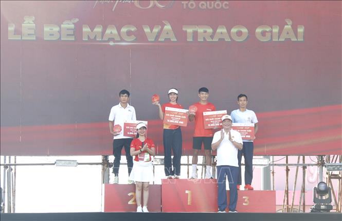 Trao giải cự ly chạy 21km cho các vận động viên. Ảnh: Nguyễn Thanh - TTXVN