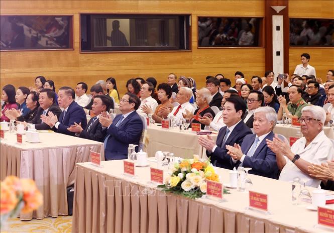 Chủ tịch nước Lương Cường và Thủ tướng Phạm Minh Chính cùng các đồng chí lãnh đạo, nguyên lãnh đạo Đảng, Nhà nước dự hội nghị. Ảnh: Lâm Khánh - TTXVN
