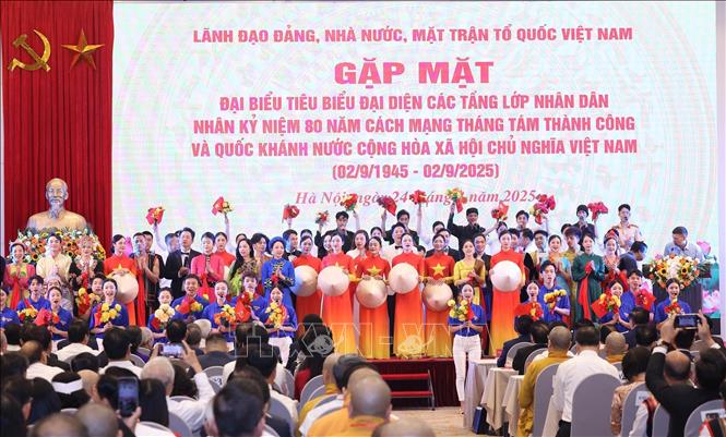 Chương trình văn nghệ chào mừng. Ảnh: Lâm Khánh - TTXVN