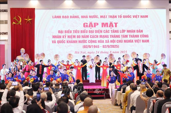 Chương trình văn nghệ chào mừng. Ảnh: Lâm Khánh - TTXVN