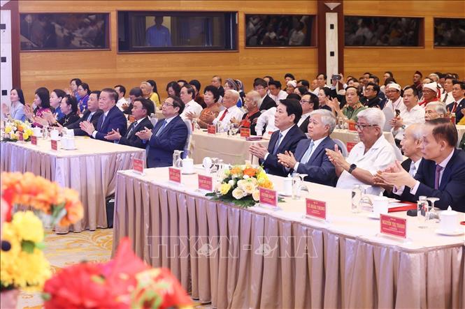 Chủ tịch nước Lương Cường và Thủ tướng Phạm Minh Chính cùng các đồng chí lãnh đạo, nguyên lãnh đạo Đảng, Nhà nước dự hội nghị. Ảnh: Lâm Khánh - TTXVN