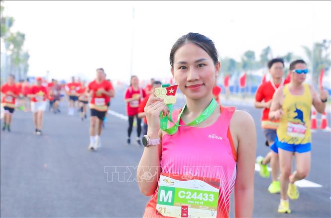 Các vận động viên về đích với niềm tự hào vì được tham gia một sự kiện lớn trong những ngày trọng đại của dân tộc. Ảnh: Thành Phương – TTXVN