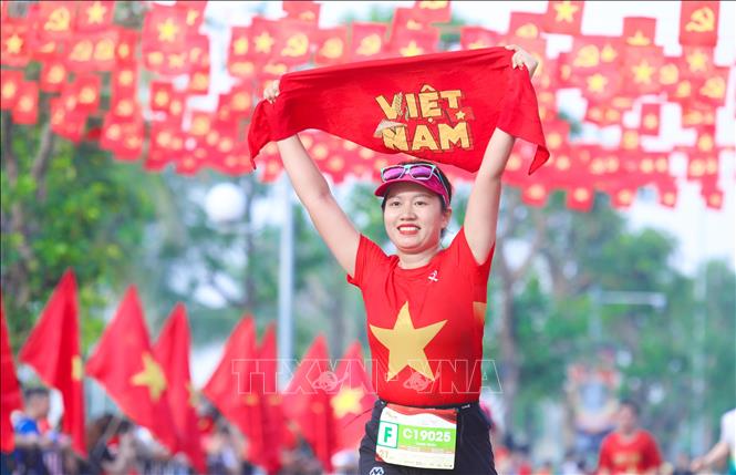 Các vận động viên tham gia giải chạy với niềm tự hào dân tộc. Ảnh: Thành Phương – TTXVN