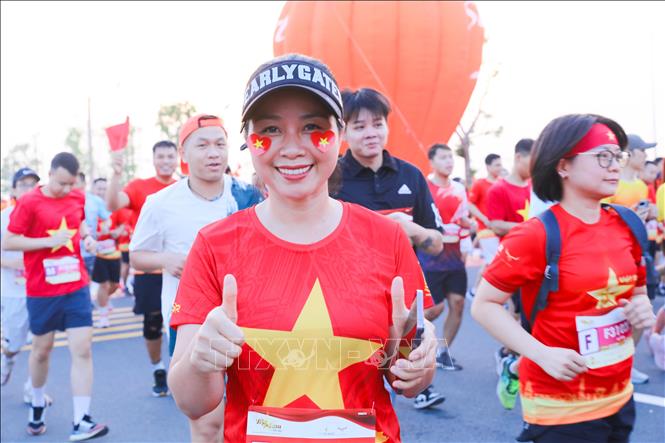 Các vận động viên tham gia giải chạy với niềm tự hào dân tộc. Ảnh: Thành Phương – TTXVN