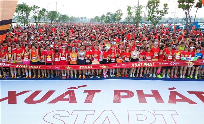 Các vận động viên tham gia giải chạy với niềm tự hào dân tộc. Ảnh: Thành Phương – TTXVN